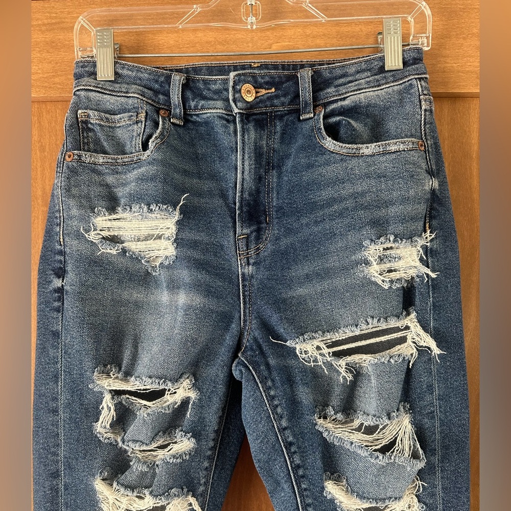 American Eagle Distressed Mom Jeans size 2 - Picture 4 of 14